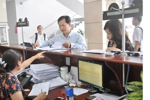 Làm hồ sơ thuế tại Cục thuế TPHCM Ảnh: CAO THĂNG