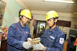 Nhân viên ngành điện TP hỗ trợ sửa chữa điện cho hộ nghèo