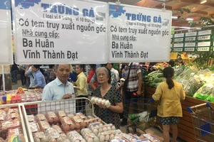 Người tiêu dùng mua trứng có truy xuất nguồn gốc tại siêu thị Co.opmart Đinh Tiên Hoàng