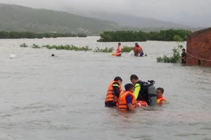  Lực lượng Cảnh sát PCCC&CNCH tỉnh Thanh Hóa tìm kiếm, đưa thi thể anh Cường vào bờ
