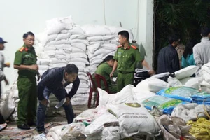Một cơ sở sản xuất phân bón giả ở Bảo Lộc, Lâm Đồng bị cơ quan chức năng bắt giữ tháng 9-2016.