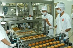 Sản xuất bánh tại Công ty cổ phần Kinh Đô. Ảnh: Cao Thăng