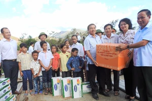 Hơn 110 ngàn ly sữa cứu trợ cho trẻ em vùng lũ Hà Tĩnh và Quảng Bình