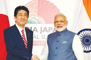 Thủ tướng Ấn Độ Narendra Modi (phải) và Thủ tướng Nhật Bản Shinzo Abe