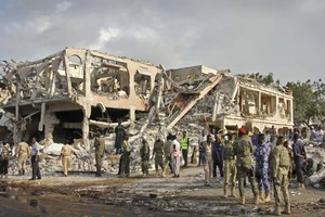 Lực lượng an ninh và cứu hộ Somalia tìm kiếm nạn nhân dưới các tòa nhà bị bom phá hủy ở Mogadishu, ngày 15-10-2017. Ảnh: AP