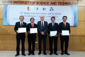 Đại diện hội đồng HCERES trao chứng nhận kiểm định cơ sở đào tạo cho 4 trường đại học đầu tiên ở Việt Nam
