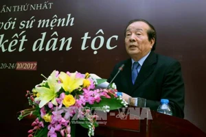 Nhà thơ Hữu Thỉnh, Chủ tịch Hội Nhà văn Việt Nam phát biểu tại buổi gặp mặt. (Ảnh: TTXVN)
