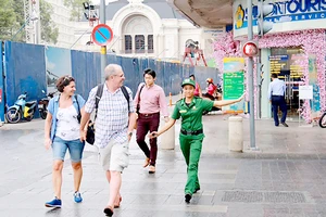 Chị Quách Kim Hoàng nhiệt tình hướng dẫn du khách tại phố đi bộ Nguyễn Huệ