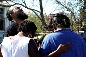 Người dân địa phương đau khổ vì mất người thân, bạn bè trong vụ xả súng nhà thờ ở bang Texas - Ảnh: Reuters.