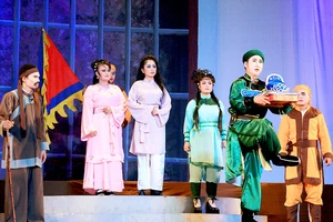 Các diễn viên trẻ Nhà hát Nghệ thuật hát bội trong vở Tiếng hát nàng Huyền Cơ