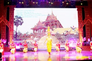 Biểu diễn nghệ thuật truyền thống của đồng bào Khmer Nam bộ tại ngày hội Ảnh: NGỌC CHÁNH