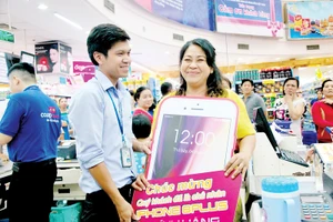Khách hàng vừa trúng iPhone 8 plus mới nhất tại siêu thị Co.opmart Phú Lâm