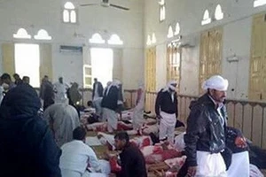 Thi thể các nạn nhân tại hiện trường vụ tấn công đền thờ Al Rawdah ngày 24-11. Ảnh: L'Espresso/TTXVN