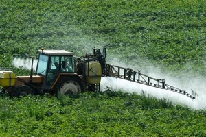 Người nông dân phun thuốc diệt cỏ tại Meteren, miền bắc nước Pháp. Ảnh: BBC