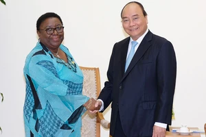 Thủ tướng Nguyễn Xuân Phúc tiếp Bộ trưởng Ngoại giao Liberia Marjon Vashti Kamara. Ảnh: VGP