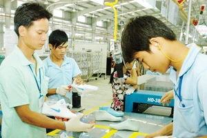 Sản xuất giày xuất khẩu tại một đơn vị Ảnh: CAO THĂNG