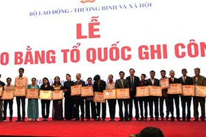 Chủ tịch Quốc hội Nguyễn Thị Kim Ngân trao bằng Tổ quốc ghi công cho thân nhân các liệt sĩ