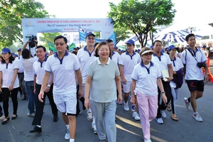 Đoàn đi bộ trong chương trình đi bộ từ thiện trên tuyến đường của khu dân cư Phú Mỹ Hưng lần 12