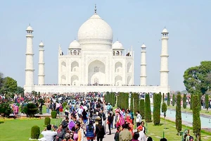 Ấn Độ hạn chế khách tham quan lăng Taj Mahal