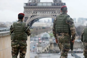 Lực lượng an ninh Pháp làm nhiệm vụ trên đường phố Paris (Ảnh: Reuters)