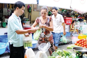 Tiểu thương sử dụng túi ni lông trong hoạt động mua bán tại một chợ ở TPHCM Ảnh: THÀNH TRÍ