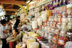 Đa dạng các mặt mứt tết bán tại các chợ truyền thống Ánh: VIÊN VIÊN