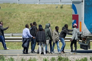 Pháp - Anh tìm cách ngăn người di cư bất hợp pháp
