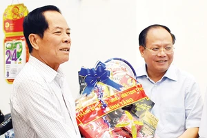 Phó Bí thư Thường trực Thành ủy TPHCM Tất Thành Cang thăm, tặng quà Thiếu tướng Lê Minh Thắng, nguyên Phó Tư lệnh Quân khu 7