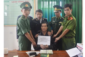 Bắt đối tượng vận chuyển 2 bánh heroin từ Lào về Việt Nam