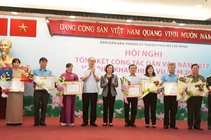 Bí thư Thành ủy TPHCM Nguyễn Thiện Nhân trao bằng khen cho các tập thể có thành tích xuất sắc trong công tác dân vận