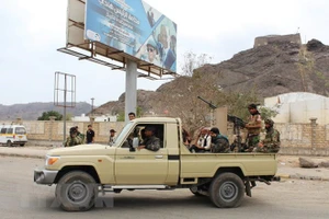 Các tay súng thuộc lực lượng ly khai miền nam Yemen tuần tra tại Aden ngày 28-1. Nguồn: TTXVN