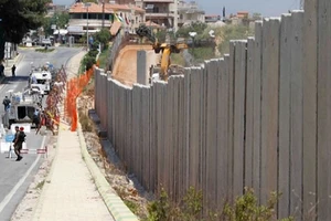 Israel bắt đầu xây tường dọc biên giới Lebanon
