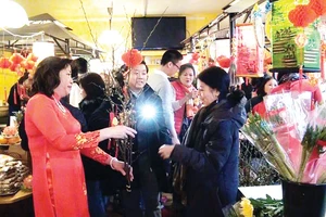 Người Việt tham gia phiên chợ ngày tết tổ chức tại chùa Phúc Lâm ở Đức Ảnh: Minh Đan 