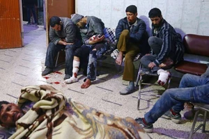 Người dân bị thương được đưa đến một cơ sở y tế ở Douma, Đông Ghouta, ngoại ô thủ đô Damacus (Syria) ngày 20-2. Ảnh: REUTERS