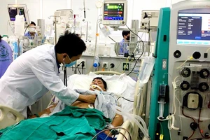 Một bệnh nhân bị ngộ độc Paraquat đang được điều trị tại Trung tâm Chống độc, Bệnh viện Bạch Mai