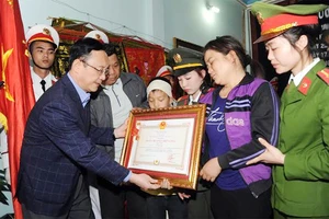 Truy tặng Thượng úy Lưu Minh Thức Huân chương Chiến công hạng nhì