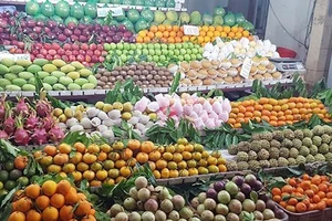 2 tuần sau Tết Mậu Tuất 2018: Giá trái cây, hoa tươi vẫn cao