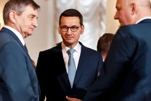 Thủ tướng Ba Lan Mateusz Morawiecki (giữa). (Nguồn: Getty)