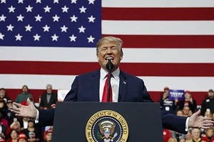 Tổng thống Mỹ Donald Trump phát biểu trước các cử tri tại Công ty Hàng không Atlantic ở Moon Township, Pennsylvania ngày 10/3. Ảnh: AP.