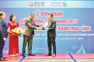 SCB nhận chứng chỉ pci dss lần 2 và giải thưởng thanh toán Xuất sắc từ ngân hàng Standard Chartered