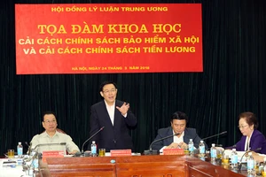 Phó thủ tướng Vương Đình Huệ phát biểu tại tọa đàm. Ảnh: VGP