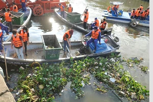 Vớt rác trên kênh Nhiêu Lộc - Thị Nghè hưởng ứng Chiến dịch Giờ Trái đất 2018 Ảnh: CAO THĂNG