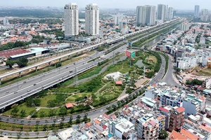 Khu dân cư quận 2 bên xa lộ Hà Nội, tuyến metro số 1 Bến Thành - Suối Tiên Ảnh: CAO THĂNG