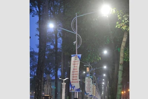 Sử dụng đèn LED để tiết kiệm điện Ảnh: CAO THĂNG