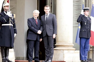 Tổng thống Cộng hòa Pháp Emmanuel Macron đón Tổng Bí thư Nguyễn Phú Trọng ngày 27-3 Ảnh: TTXVN