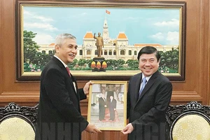 Chủ tịch UBND TPHCM Nguyễn Thành Phong tiếp ông Hanif Salim. Ảnh: hcmcpv