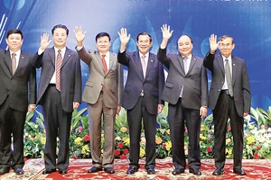 Thủ tướng Nguyễn Xuân Phúc và trưởng đoàn các nước tham dự Hội nghị cấp cao Ủy hội sông Mekong quốc tế lần 3 Ảnh: TTXVN