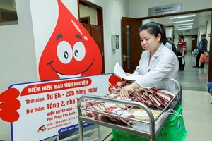 Nhân viên y tế vận chuyển máu về kho lưu trữ. Ảnh: Vietnam+