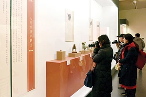Khách tham quan tại Bảo tàng Quốc gia Trung Quốc tại TP Bắc Kinh