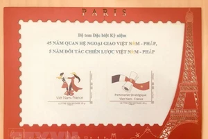 Bộ tem đặc biệt kỷ niệm quan hệ giữa Việt Nam và Pháp. (Ảnh: TTXVN)
